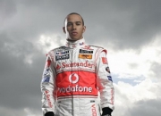 爱游戏娱乐-迈凯伦鏖战哈斯车队，汉密尔顿扛起全队