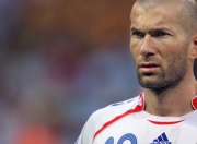 爱游戏体育官网-爱德华兹独木成林，凯尔特人险胜黄蜂背后的战术博弈与领袖价值