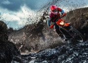 爱游戏入口-当尼克斯的蓝遇上森林狼的绿，福克斯的橙色风暴撕裂了所有防守