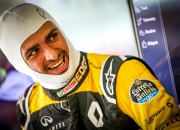 爱游戏中国-雷诺车队鏖战索伯车队，塞恩斯关键制胜