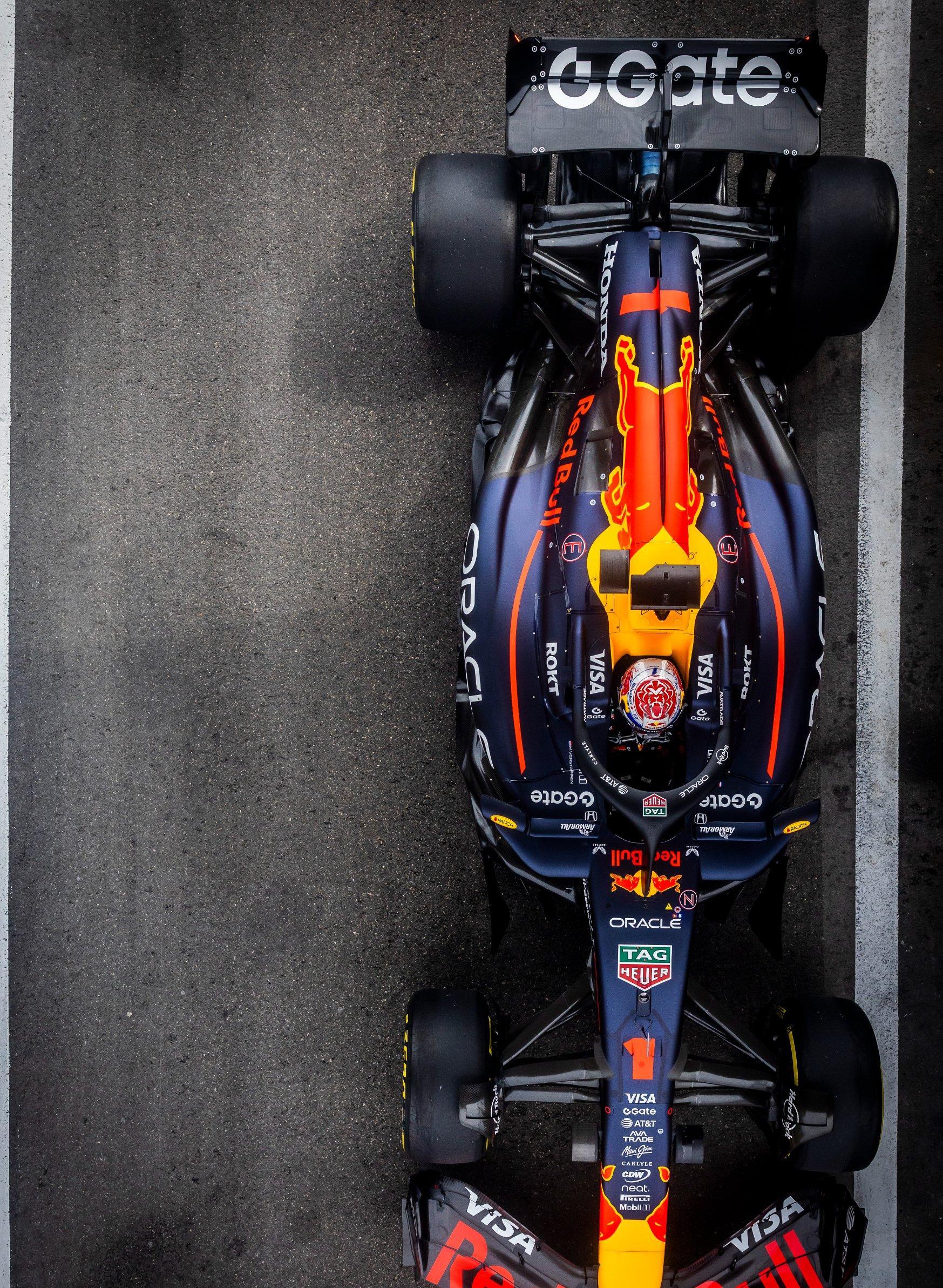 梅赛德斯横扫红牛车队，皮亚斯特里高光表现