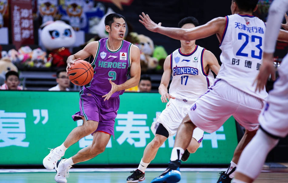 天津队逆转山东队，布克状态火热