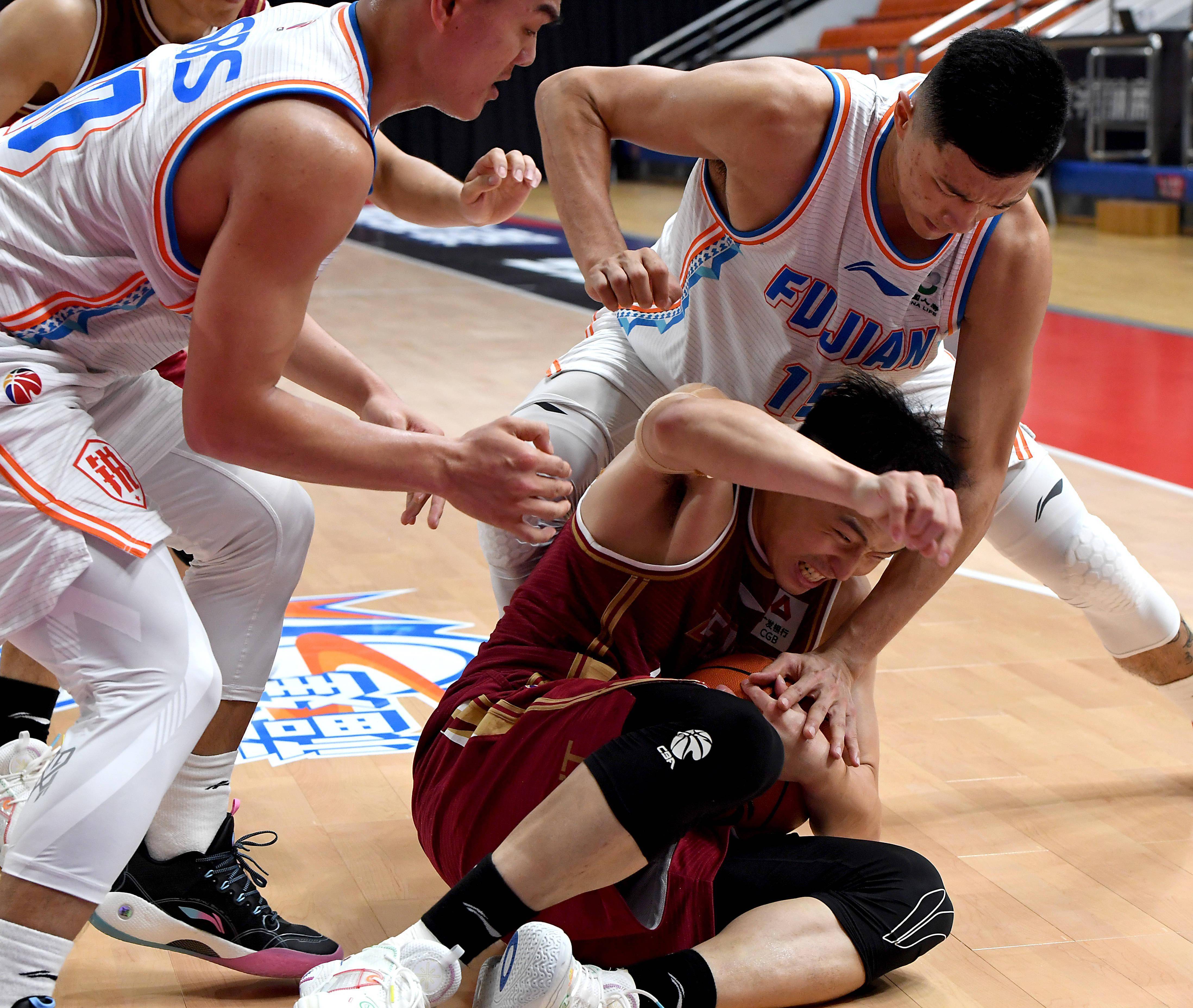 场上对决：两支球队交锋惊现激烈拼抢