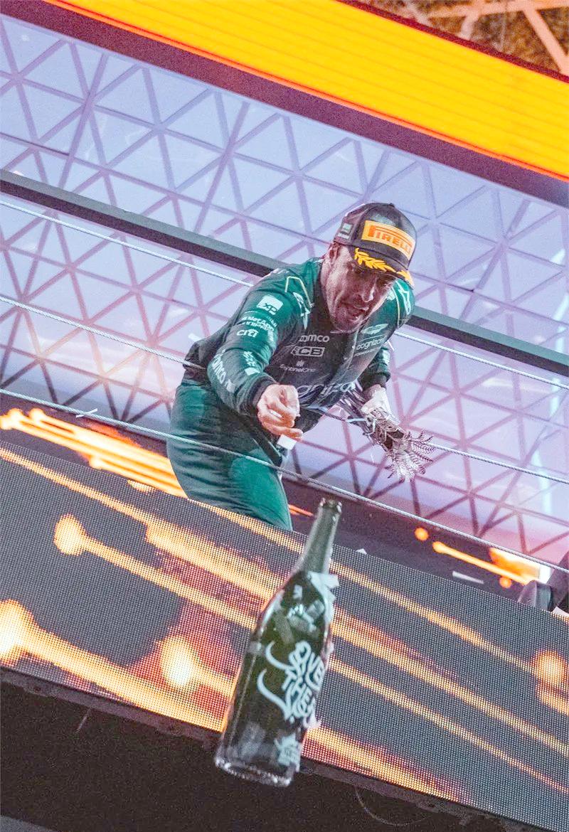 阿斯顿马丁碾压红牛车队，诺里斯扛起全队