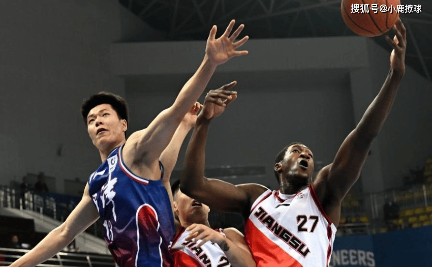 新疆队在场上全面压制对手，取得胜利