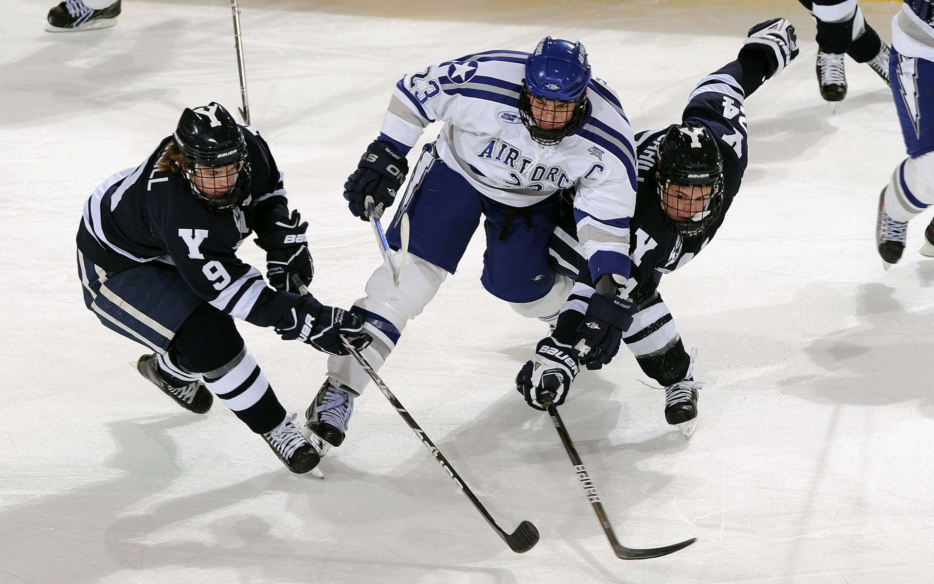 米切尔关键先生本色尽显，湖人战术洪流冲垮上海队防线